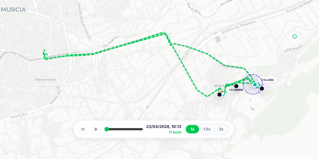 Reproducción de ruta histórica con timeline y trayecto sobre mapa
